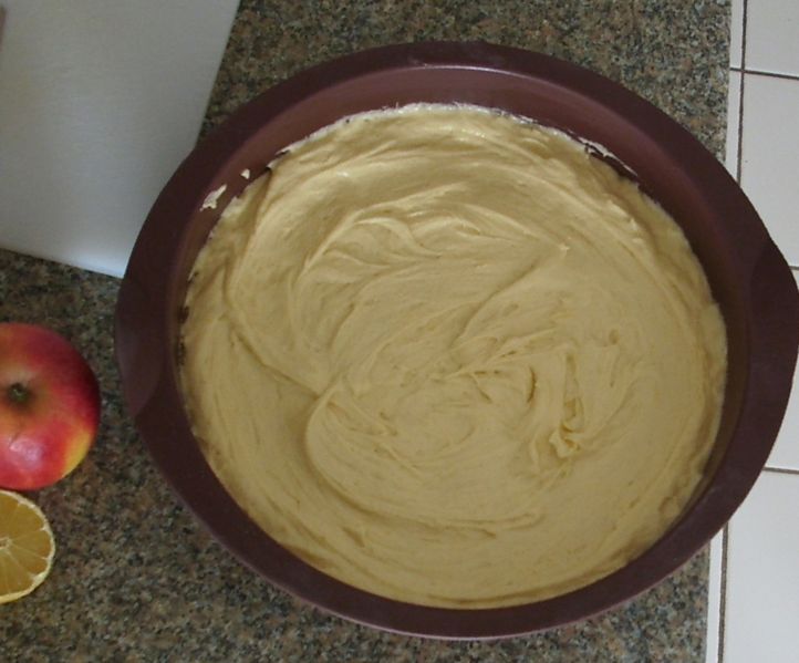 Datei:ApfelkuchenTeigInForm.jpg
